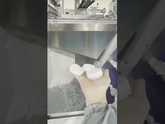 Machine à emballer avec comptage de bouchons